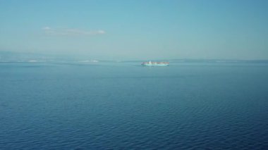 Açık denizde kamyon büyüklüğünde konteynır taşıyan konteynır gemisine, Ekim 2021, Lovran, Hırvatistan