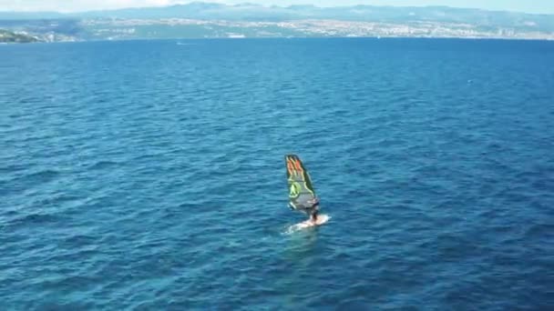 夏季在海里，侧翼空中拍摄的人在海浪上练习风帆. — 图库视频影像