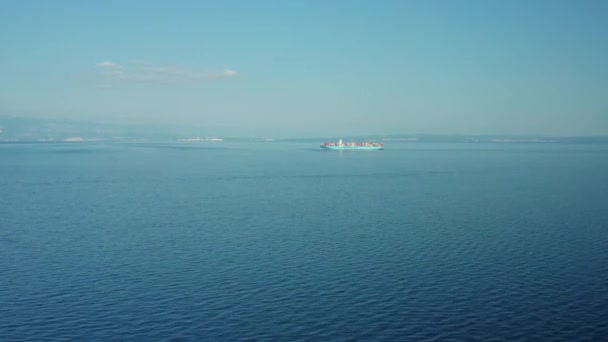 Lateral panning tiro aéreo se aproximando do navio contêiner com contêineres de tamanho de caminhão em mar aberto, outubro 2021, Lovran, Croácia — Vídeo de Stock