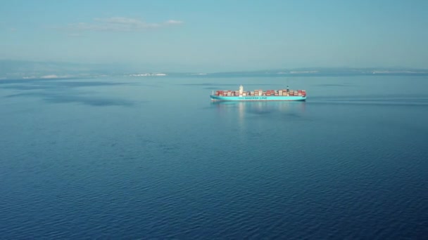 Cinematic drone ditembak mendekati kapal kargo membawa kontainer di laut, Oktober 2021, Lovran, Kroasia. — Stok Video
