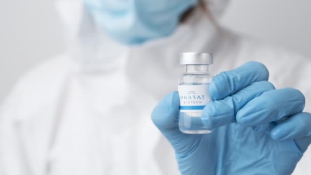 Bharat Biotech vial або пляшка з фармацевтичними препаратами продемонстровані працівником охорони здоров'я або вченим у гумових рукавичках, жовтень 2021 року, Сан-Франциско, США — стокове відео