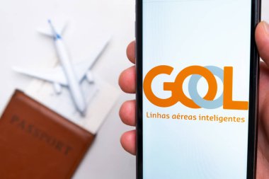 Gol Havayolları logosu arka plandaki akıllı telefon ekranında pasaport, bilet ve uçak, Eylül 2021, San Francisco, ABD