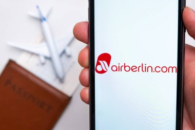 Airberlin Havayolları şirketinin logosu pasaport, uçuş kartı ve uçak arkaplanındaki cep telefonu ekranında, Eylül 2021, San Francisco, ABD