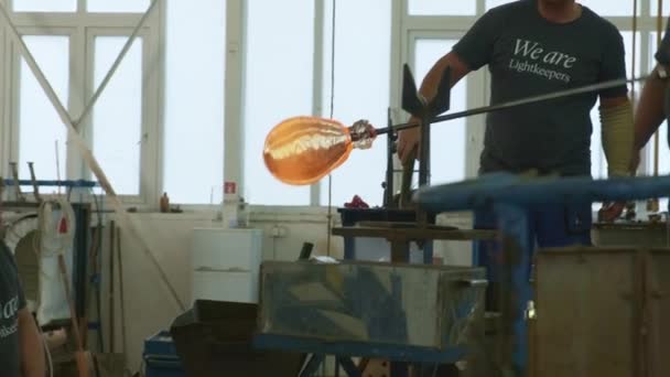 Ventilateur en verre formant une bulle de verre fondu sur une tige. Processus de fabrication du verre. Production de bouteilles ou de vases en verre. Flux de travail des professionnels, octobre 2021, Jablonec nad Nisou, République tchèque — Video