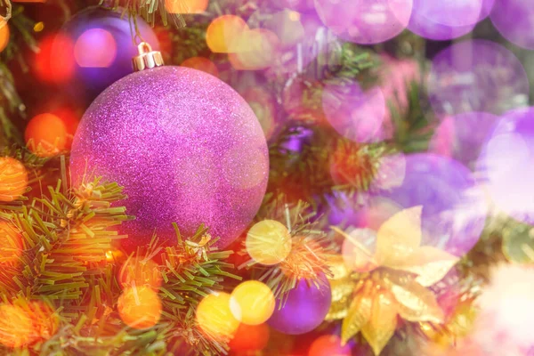 Karácsonyi bokeh fények egy karácsonyfa lila golyó háttér. Újévi kompozíció másolási hellyel — Stock Fotó