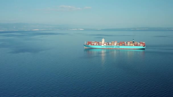 Kameradrohne im Anflug auf ein Frachtschiff mit Containern im Meer, Oktober 2021, Lovran, Kroatien. — Stockvideo