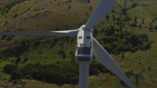 Ampliar para obtener una hélice de aerogenerador y abrir una vista aérea en un parque eólico en las montañas con isla Krk y el mar Adriático en el fondo — Vídeos de Stock