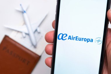 AirEuropa Havayolları şirketinin logosu pasaport, uçuş kartı ve uçak arkaplanındaki cep telefonu ekranında, Eylül 2021, San Francisco, ABD