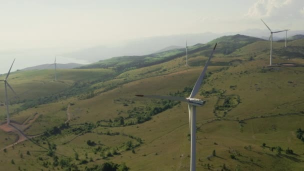 Seitenansicht Luftaufnahmen einer Drohne, die eine sich drehende Windkraftanlage überfliegt. Erzeugung erneuerbarer und grüner Energie durch Windräder, Oktober 2021, Vratarusa, Kroatien — Stockvideo