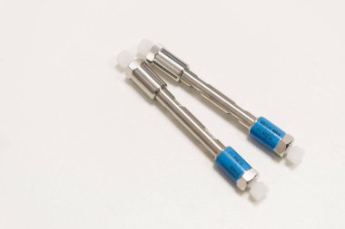 Laboratuvardaki masada HPLC 50 mm kolonlar var. Kimyasal ve mikrobiyoloji laboratuvarında yüksek performanslı sıvı kromatografi analizi. Klinik, toksikolojik ve adli analiz