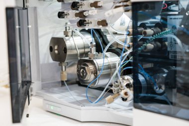 İkili Pompa, HPLC gradyan oluşumu ve çözücü karışımı için yüksek basınç karışımı kullanır. Ayrılma organik bileşikleri için yüksek performanslı sıvı kromatografisi