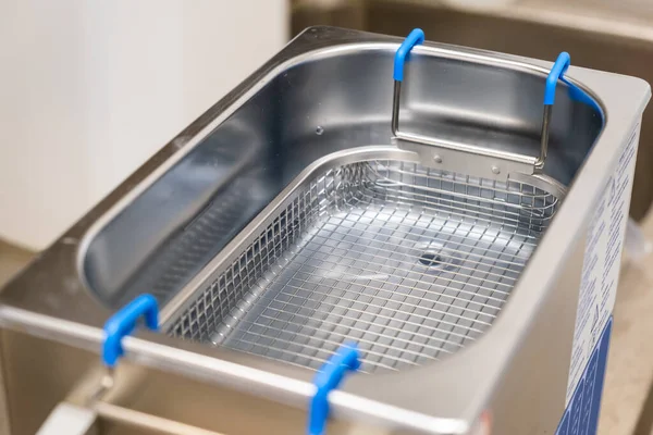 Nesneleri ve mücevherleri temizlemek için ultrasonik banyo