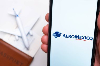 AeroMexico Havayolları uygulaması cep telefonunun ekranında. Pasaport, levrek arka planda beyaz bir uçağın yanında. Kasım 2021, San Francisco, ABD.