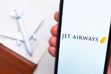 Jet Airways uygulaması cep telefonunun ekranında. Pasaport, levrek arka planda beyaz bir uçağın yanında. Kasım 2021, San Francisco, ABD.