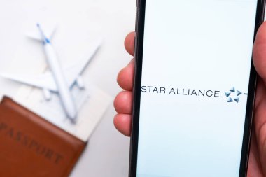 Star Alliance Havayolları mobil uygulaması. Arka planda akıllı telefon, pasaport ve uçuş kartı kullanarak bilet almak için uygun bir cep telefonu uygulaması. Kasım 2021, San Francisco, ABD.