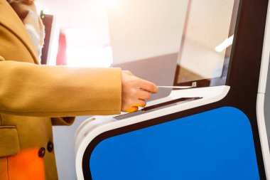 Yolcu pasaportunu havaalanında self servis kiosk ile tarar