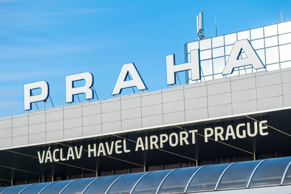 Fachada del edificio del aeropuerto Vaclav Havel bajo cielo azul claro — Foto de Stock