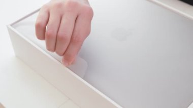  Kadın eli kutudan yeni bir Apple MacBook Air veya Pro çıkardı, Kasım 2021, San Francisco, ABD