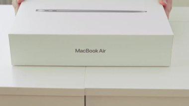 Kadın elleri yeni bir Apple MacBook Air ile bir kutuyu açıyor, Kasım 2021, San Francisco, ABD