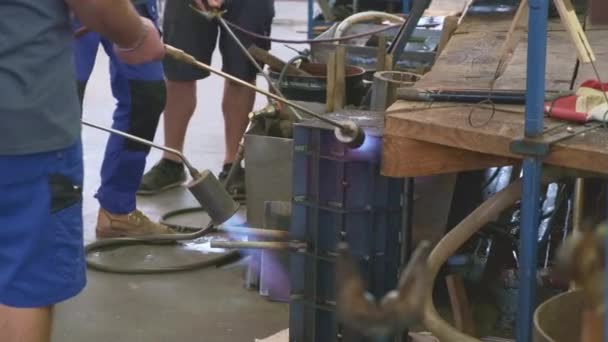 Trabajador calienta hoja de vidrio con quemador de gas en taller de planta — Vídeo de stock