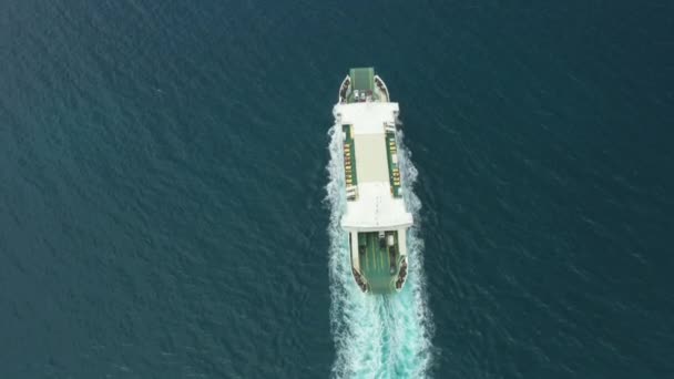 Grand paquebot de croisière navigue le long de l'eau de mer azur tranquille — Video