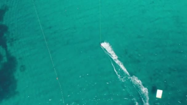 Statečná osoba jezdí kabel wakeboarding podél azurového moře — Stock video