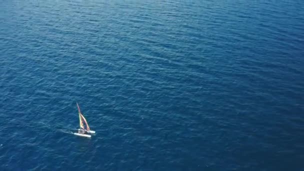 Katamaran berlayar di sepanjang laut melawan pulau dan kota pesisir — Stok Video