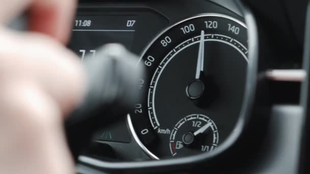 Ταχύμετρο του αυτοκινήτου δείχνει υψηλή οδήγηση πάνω από την ταχύτητα — Αρχείο Βίντεο