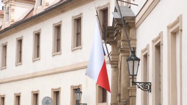 Bandera nacional de República Checa y linterna en la pared del edificio — Vídeos de Stock