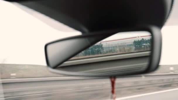 Οδήγηση κατά μήκος του αυτοκινητόδρομου με κιγκλίδωμα — Αρχείο Βίντεο
