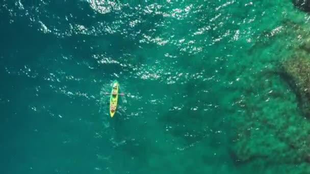 Turisté plachtění kajak na čisté mořské vodě s odrazem slunce — Stock video