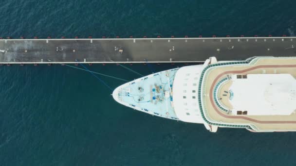 Круизный лайнер с бассейном пришвартован в морской гавани — стоковое видео
