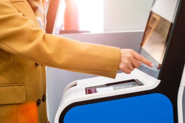 Bayan yolcu uçuş için self servis kiosk kullanıyor