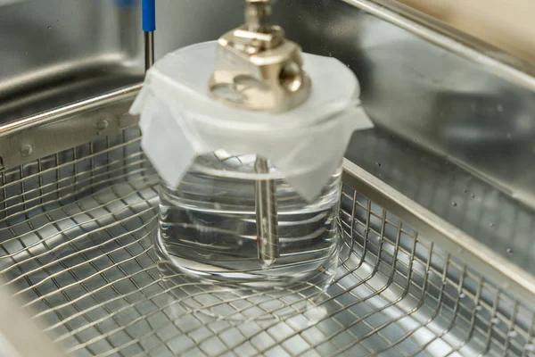 Limpieza del nebulizador o aguja del sistema LC MS qTOF en baño ultrasónico — Foto de Stock