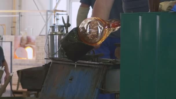 従業員は、水でタンクの上に工具付きホットガラスを形成します — ストック動画