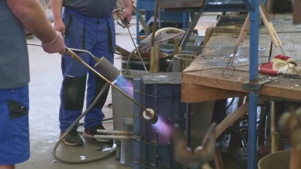 Grupo de trabajadores calienta forma con llama quemadores de gas en taller — Vídeo de stock