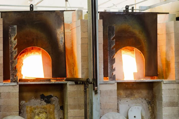高温熔融玻璃的传统炉灶 — 图库照片