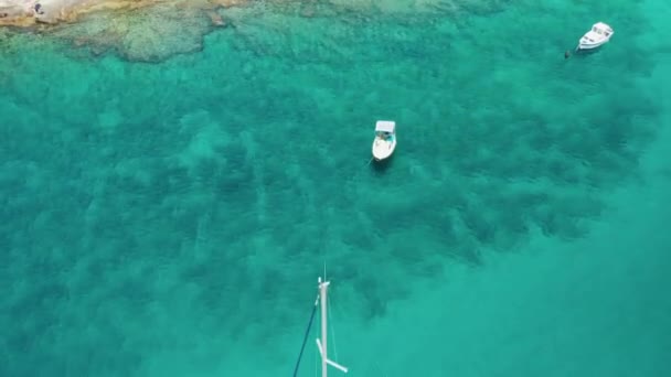 Yate con sábanas bajas y abastece en el mar azul cerca de la costa — Vídeos de Stock