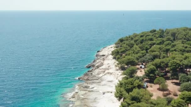 Leerer Felsstrand mit Wald und grenzenlos ruhigem Meer — Stockvideo