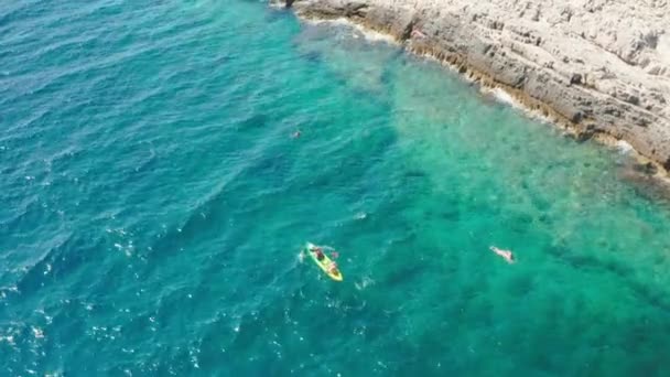 Para olahragawan mendayung perahu kayak sementara orang-orang berenang di laut hangat — Stok Video