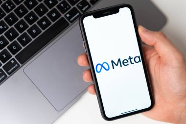 Meta, akıllı telefonda uygulama açık. Adam elinde bir cep telefonu tutuyor, şirket başvurusu ekranda açık. Güvenli online alışveriş. Kasım 2021, San Francisco, ABD