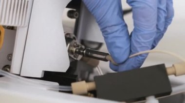 Laboratuvar çalışanı, kılcal damarı kütle dedektörünün iyon kaynağındaki nebulizör iğnesine vidalayarak kapatsın. LC MS QTOF 'un bakımı veya temizlenmesi 