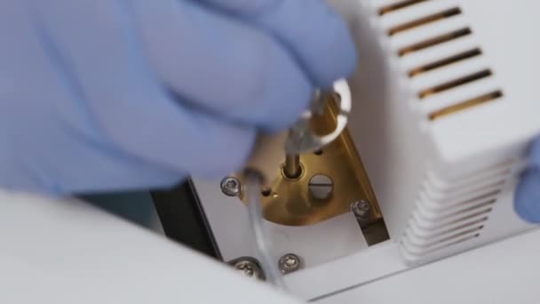 Närbild vetenskapsman sätta en nebulisator nål i källan till massa spektrometer. Vätskekromatografi med massdetektion för läkemedelsanalys. Upprätthållande av LC MS qTOF. — Stockvideo