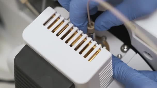 实验室技术人员在LC MS qTOF离子质谱仪的离子源中把毛细管旋入雾化针. — 图库视频影像