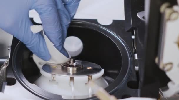 Närbild forskare rengöring en jonkälla av samlas spectrometer med luddfri duk och lösningsmedel. Underhåll eller rengöring av LC-Ms qTOF-system. Rutiner i analyslaboratorium — Stockvideo