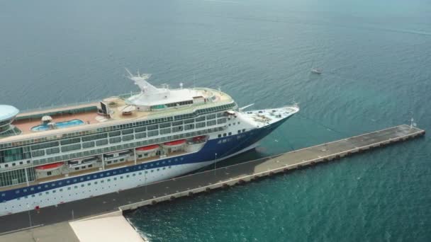 Toeristisch oceaanschip klaar voor reis afgemeerd naar lange pier — Stockvideo