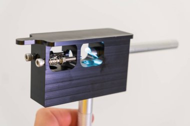 LC MS QTOF sistemindeki nebulizör iğnesinin durumunu ayarlama sabitleyici ve büyüteç kullanarak kontrol eden bilim adamı