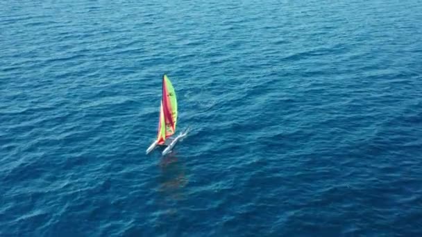 Katamaran segel längs havet mot kuperad kust på resort — Stockvideo