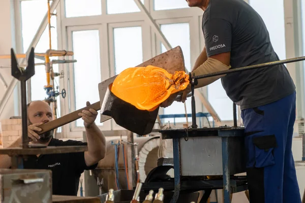 Manuell glastillverkning genom glasblåsning av arbetare på fabriken — Stockfoto