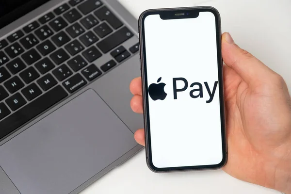 Apple Pay ödeme ödeme sistemi para transferlerine izin verir. Akıllı telefon ve dizüstü bilgisayarla online alışveriş. Hızlı, güvenli ve sosyal bir ödeme ve para alma yolu. Beyaz arka plan. Kasım 2021